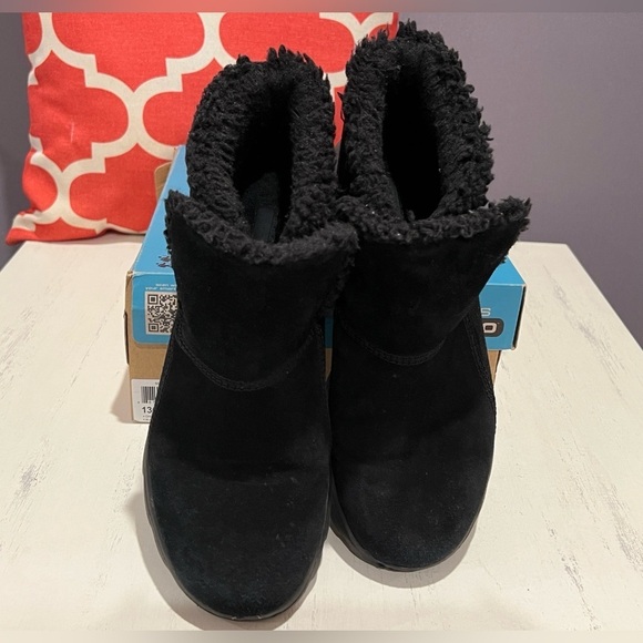 Skechers On The Go Black Fur-Lined Ankle Boots - Picture 2 of 8